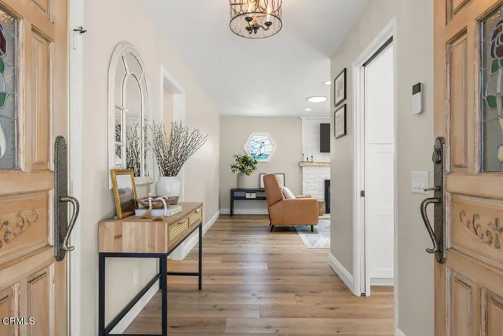 176 Petit - Double Door Entry