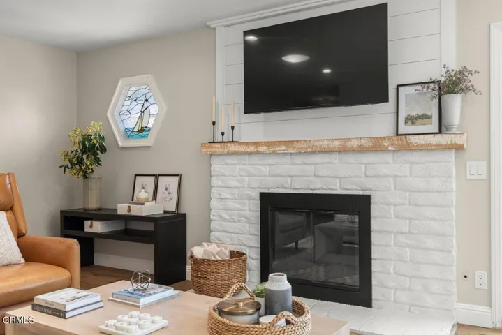 176 Petit - Fireplace
