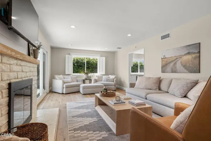176 Petit - Living Room