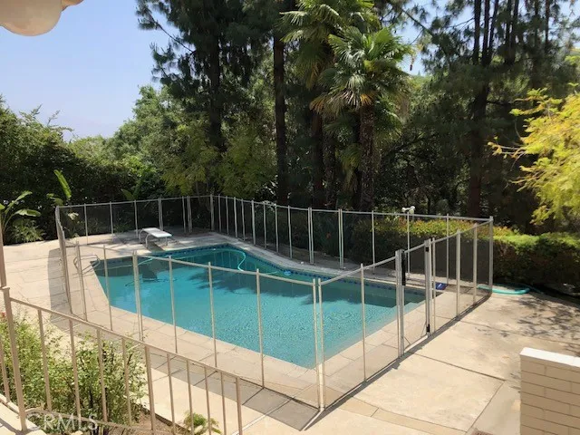 4041 Dover Road, La Canada Flintridge, California 91011