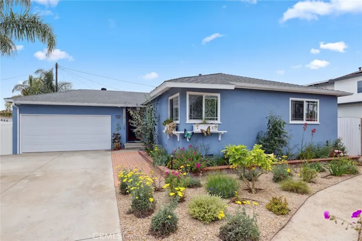 Beautiful curb appeal, spacious driveway