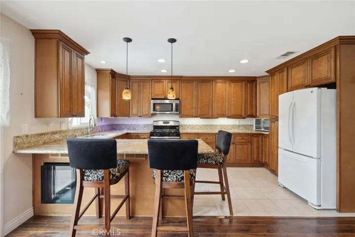  Open kitchen with breakfast bar perfect for casual dining & entertaining
