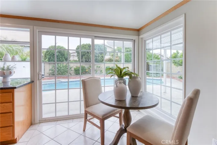 Charming breakfast nook area for casual dining ... all while overlooking the sparkling pool & spa!