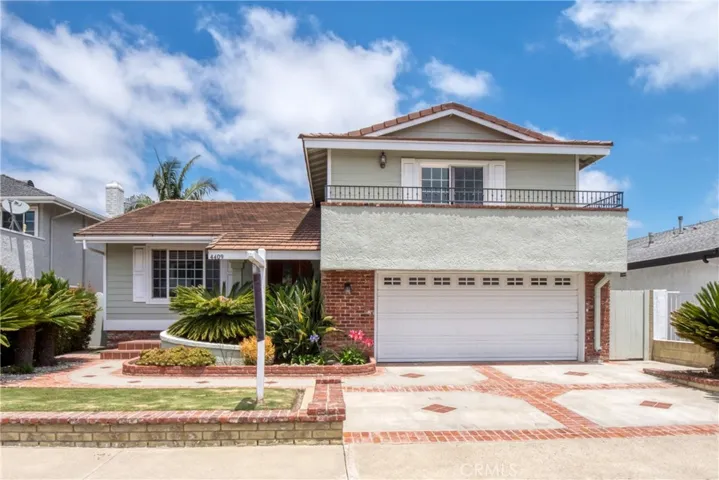 Lovely Tri-Level "Dartmouth" model in the prestigious area of College Park East