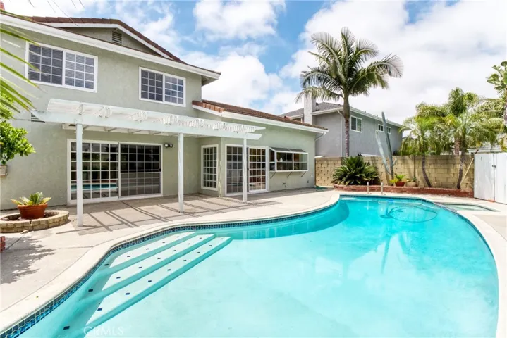 Summertime fun for family & friends and relaxing in the sparkling pool!