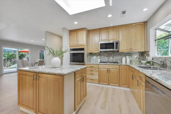 2970 South Court, Palo Alto, California 94306