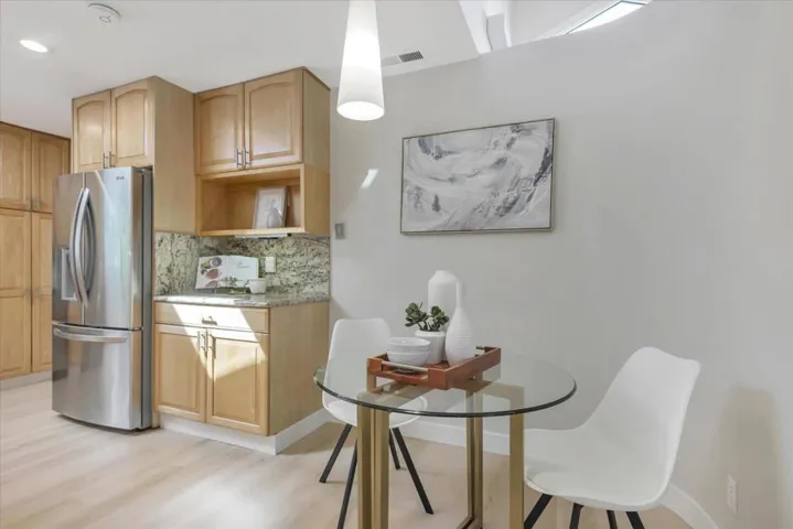 2970 South Court, Palo Alto, California 94306