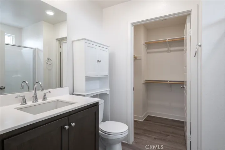 Masters Bath w/ Walkin closet