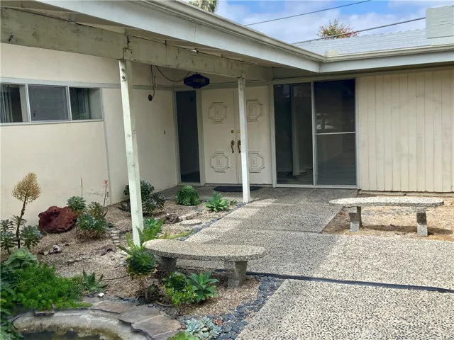 Front Entry Ct yd