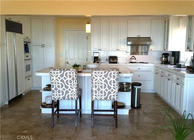 Large FULL Kitchen with breakfast counter