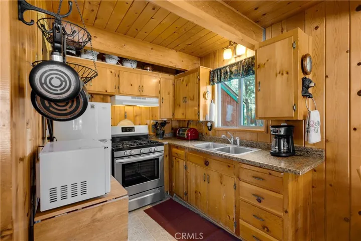 621 Victoria Lane, Sugarloaf, California 92386