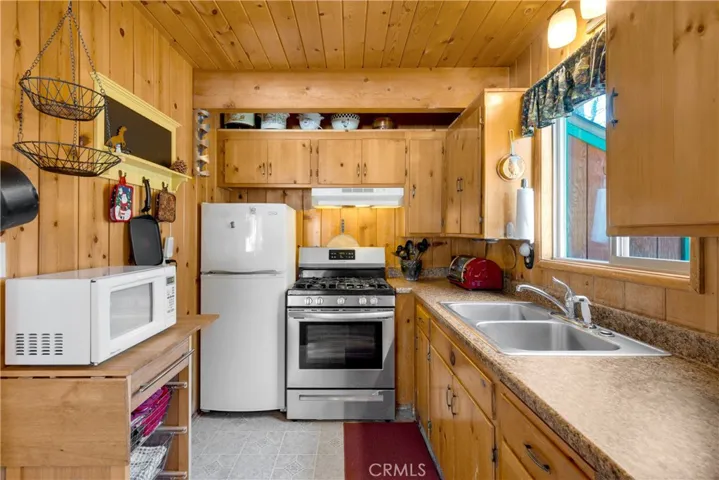 621 Victoria Lane, Sugarloaf, California 92386
