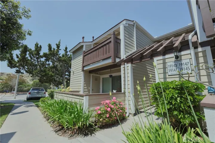 Upper end unit in back of complex