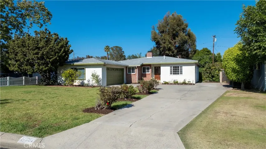 Long driveway with tons of parking and RV access.