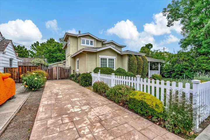130 Heather Lane, Palo Alto, California 94303