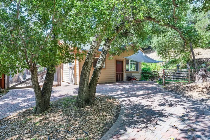 ADU - Studio with private fenced yard and laundry