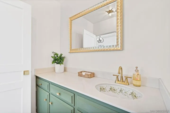 Entry 1/2 bath with ACME sink!