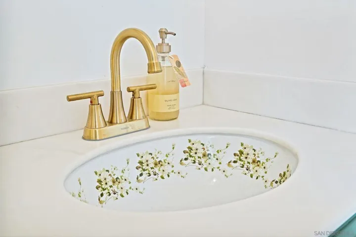Entry 1/2 bath with ACME sink!