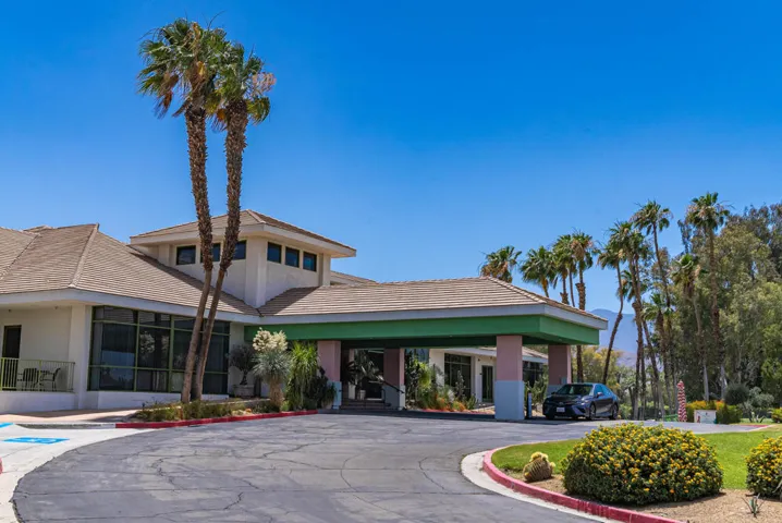 Clubhouse & Dining Entrance