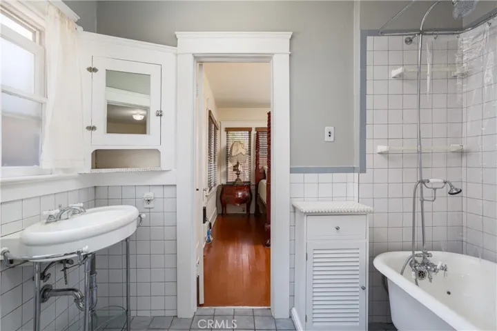 Full bathroom, door to bedroom 2