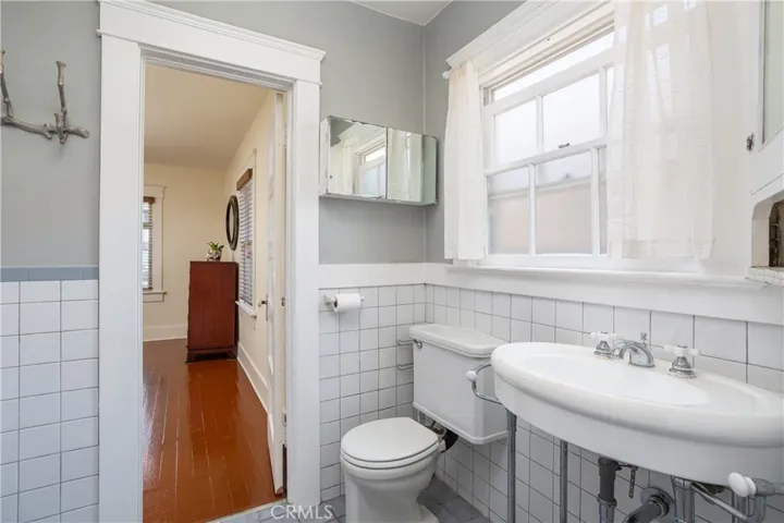 Full bathroom, door to bedroom 1