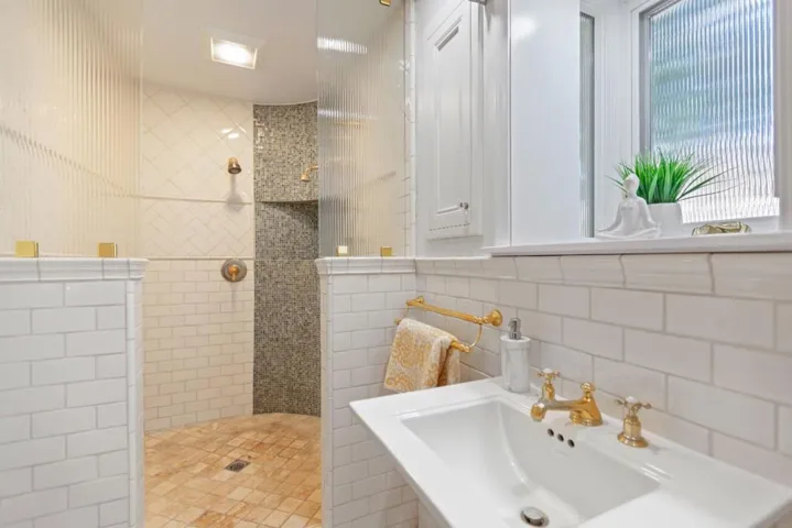 Main Bathroom Walk in shower