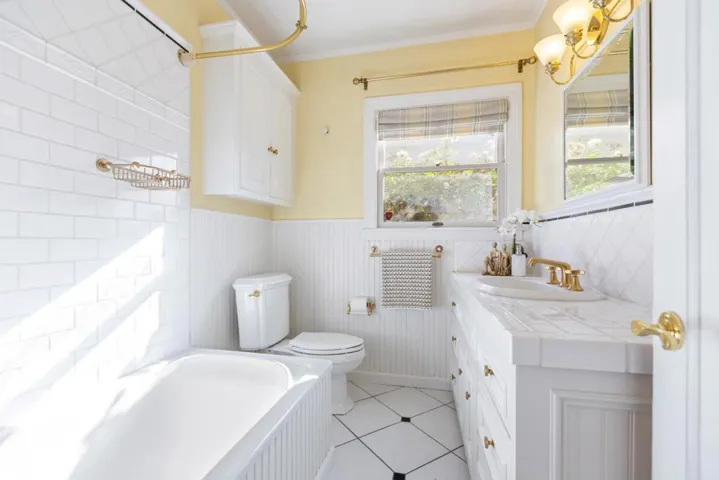 2nd full bathroom in hallway between bedroom #2 & #3