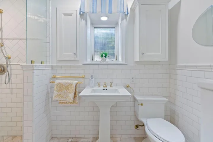 Main bathroom with walk in shower