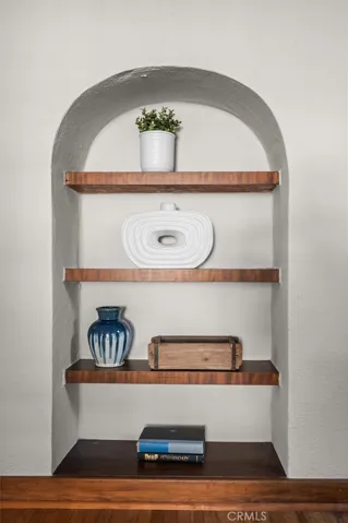 Love this little display niche- check out the wood grain!