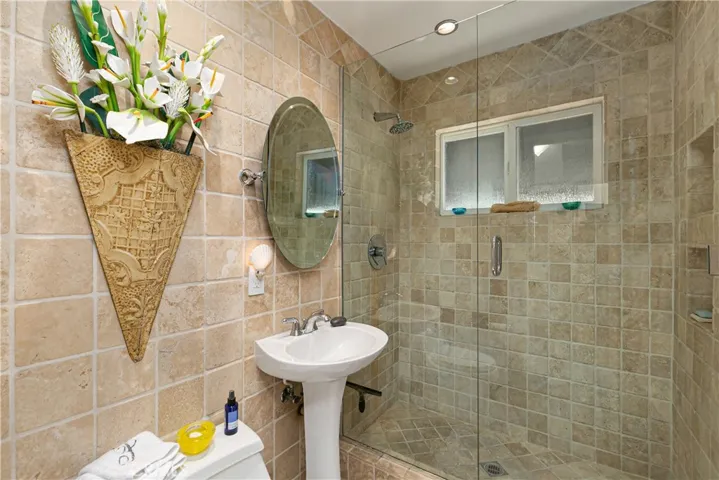 1094 Noria Street, Laguna Beach, California 92651