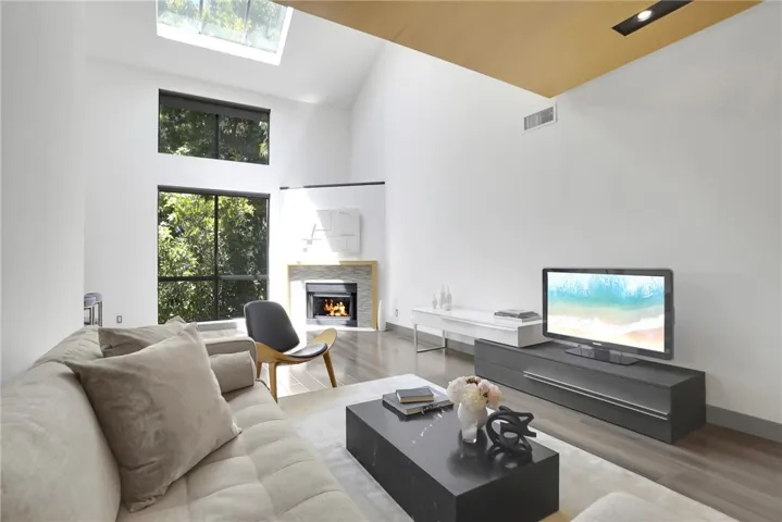 13331 Moorpark Street 333, Sherman Oaks, California 91423