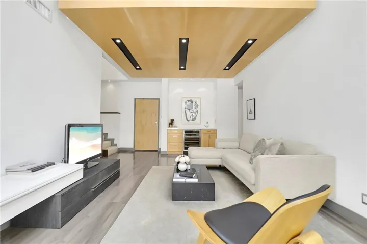 13331 Moorpark Street 333, Sherman Oaks, California 91423