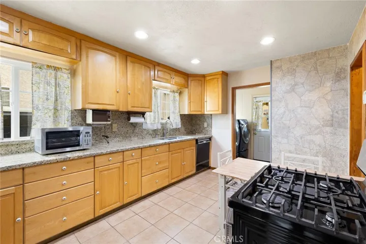6727 7th Avenue, Los Angeles, California 90043