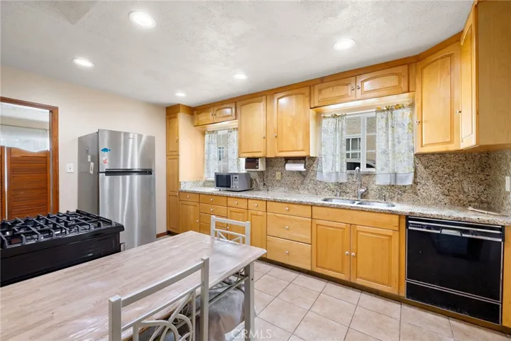 6727 7th Avenue, Los Angeles, California 90043