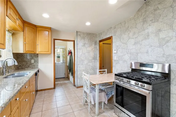 6727 7th Avenue, Los Angeles, California 90043