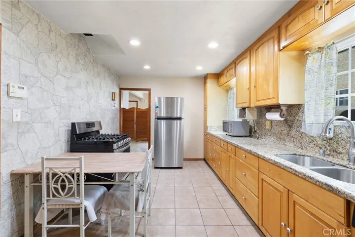6727 7th Avenue, Los Angeles, California 90043