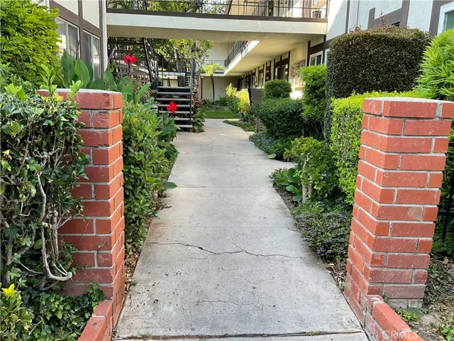 Courtyard to Home