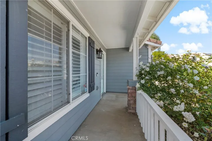Neighbor friendly porch