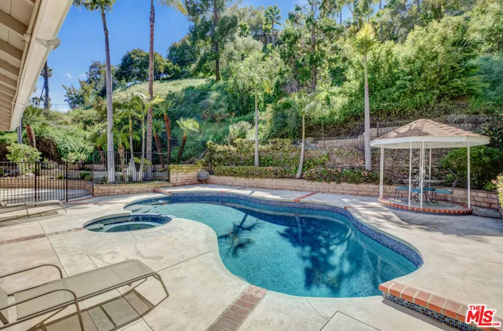 1535 Glenmont Drive, Glendale, California 91207