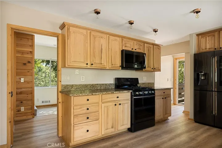 Look all the counter and cabinet space!