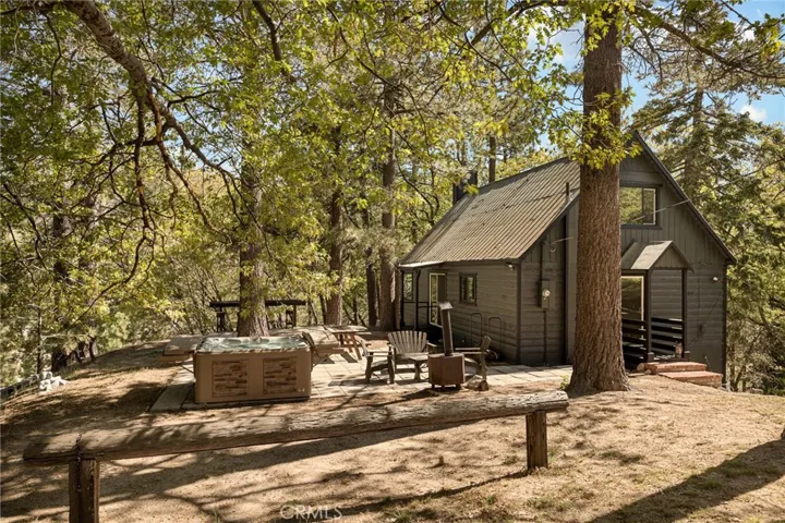 Here is your mountain home with outdoor living area and lakeviews in the woods!