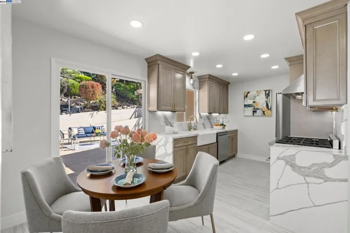 8482 Ney Ave, Oakland, California 94605