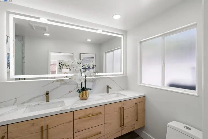 8482 Ney Ave, Oakland, California 94605