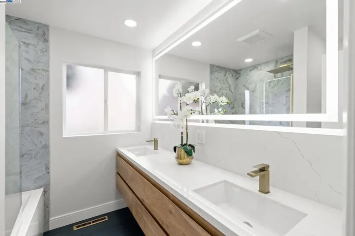 8482 Ney Ave, Oakland, California 94605