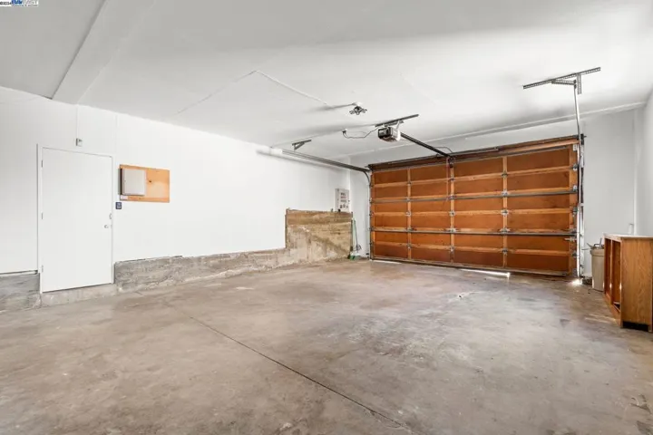 8482 Ney Ave, Oakland, California 94605