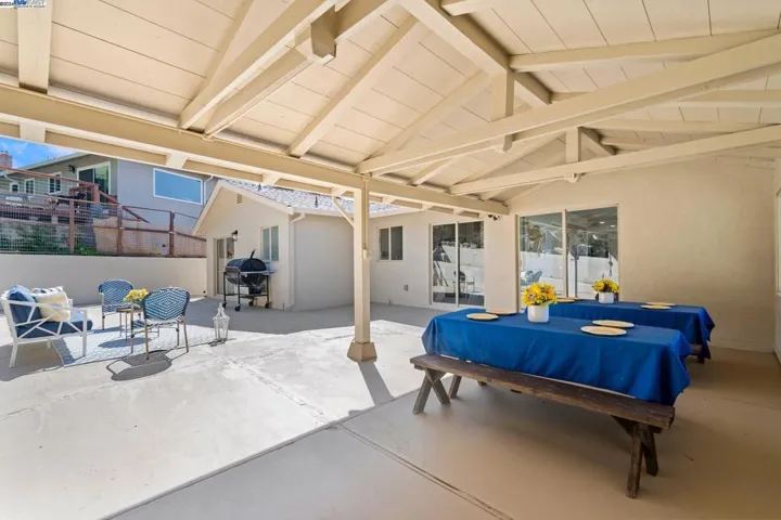 8482 Ney Ave, Oakland, California 94605