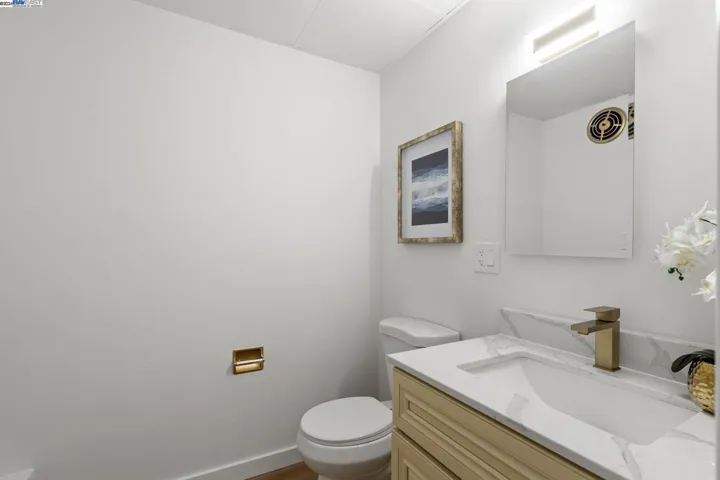 8482 Ney Ave, Oakland, California 94605