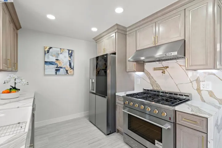 8482 Ney Ave, Oakland, California 94605