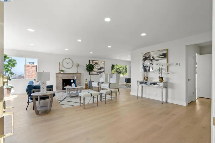8482 Ney Ave, Oakland, California 94605