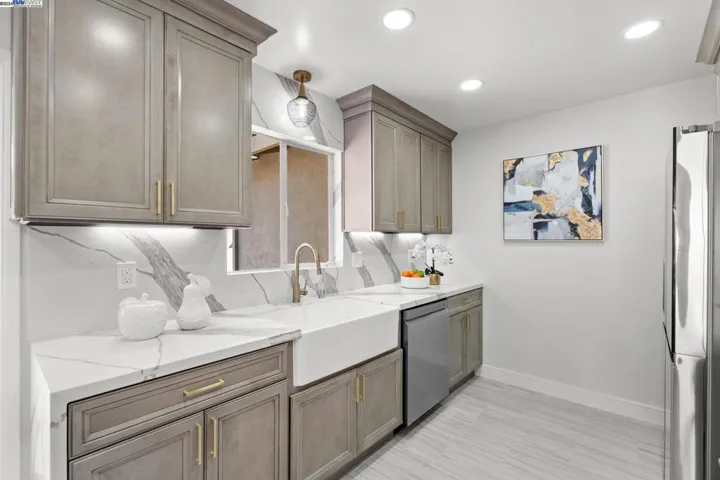 8482 Ney Ave, Oakland, California 94605